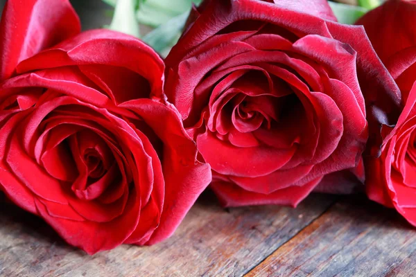 Roses On Wood — Stock Photo, Image