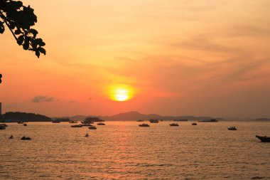 denizde gün batımı