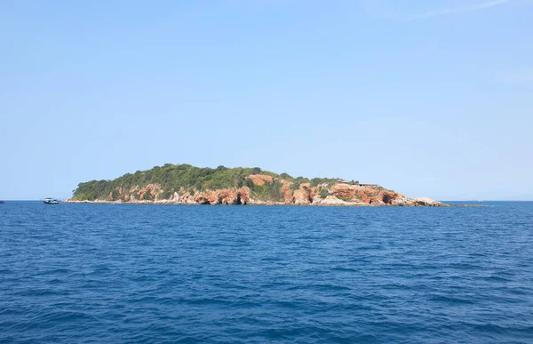 Denizde bir ada — Stok fotoğraf