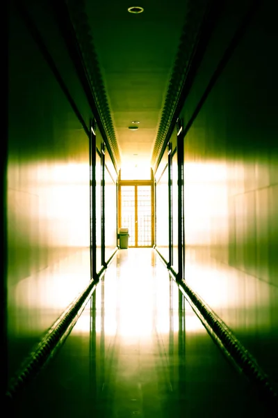 Moderna korridoren mot ljus — Stockfoto