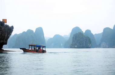 Vietnam 'da Halong Körfezi
