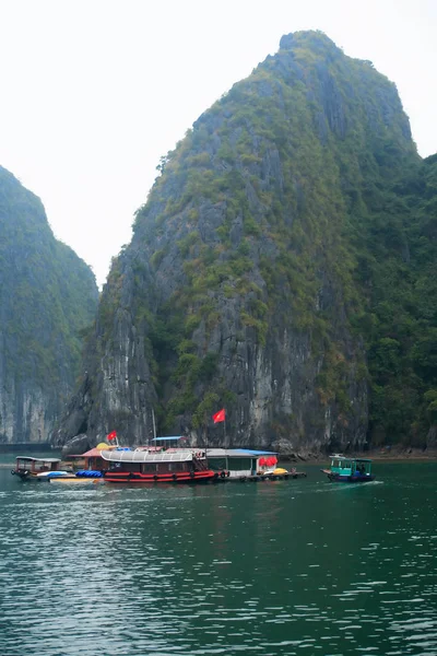 Halong-Bucht in Vietnam — Stockfoto