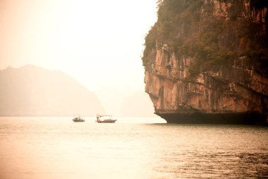 Vietnam 'da Halong Körfezi