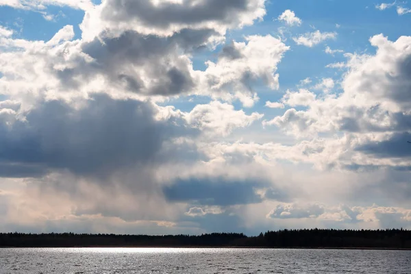 Nuages au-dessus du lac — Photo