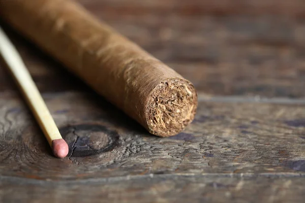 Cigarr på trä — Stockfoto