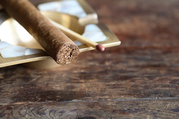 Cigar On Wood — Stock Photo, Image