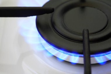 Gaz yakıcı ateşi ile