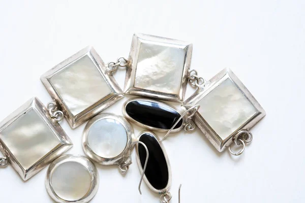 Biżuteria srebrna, biały — Zdjęcie stockowe
