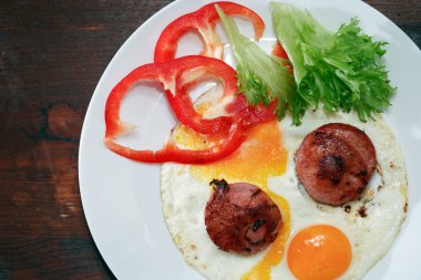 Sosisli sahanda yumurta