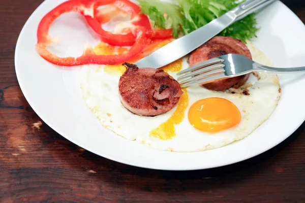 Ovos fritos com salsicha — Fotografia de Stock