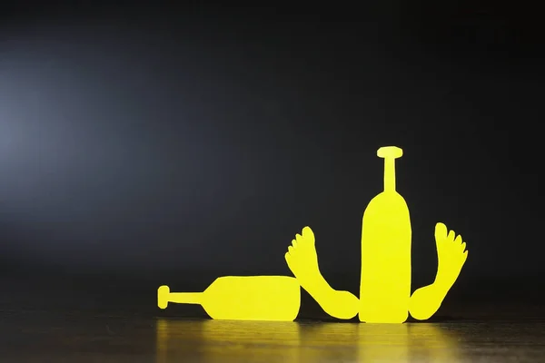 Concepto de alcohol de hombre de papel —  Fotos de Stock