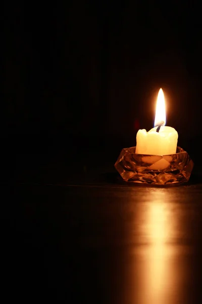 Kerze auf dunkel — Stockfoto
