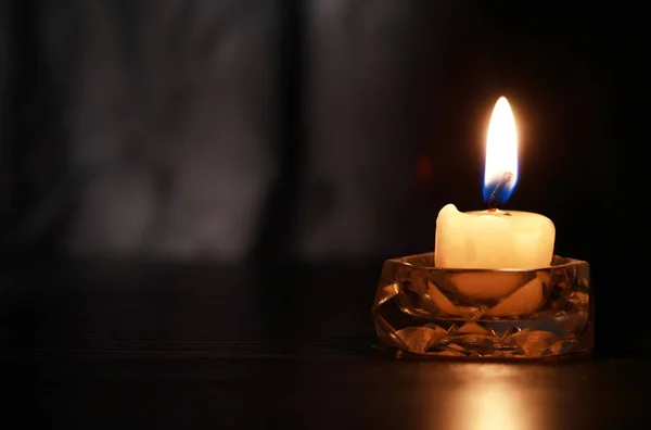 蜡烛在黑暗中 — 图库照片