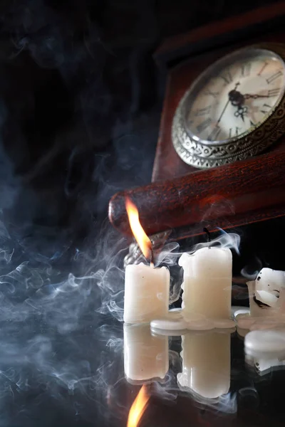 Velas extintas perto do relógio — Fotografia de Stock