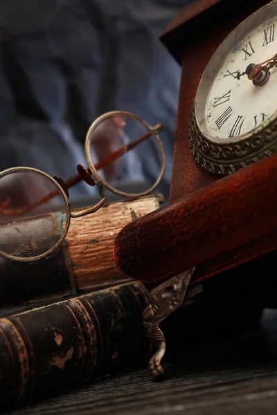 Vecchio orologio e libri — Foto Stock