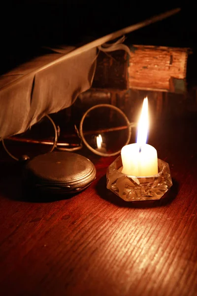 Illuminazione candela vicino orologio — Foto Stock