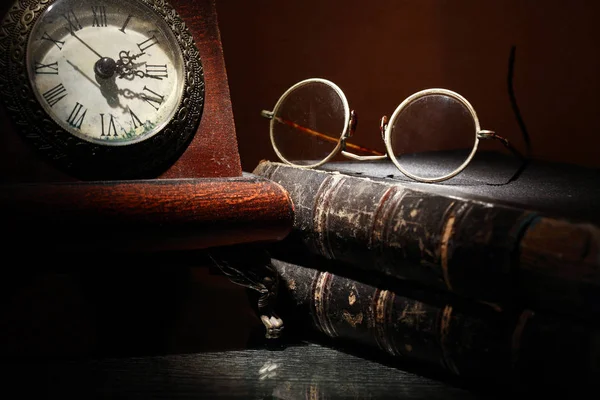 Vecchio orologio e libri — Foto Stock