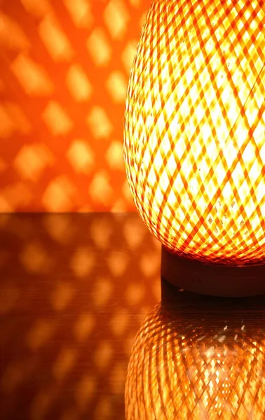 Szép fonott asztali lámpa — Stock Fotó