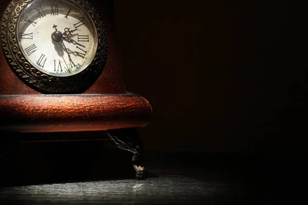 어둠에 오래 된 시계 — 스톡 사진