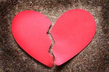 Ahşap üzerine kırık kalp