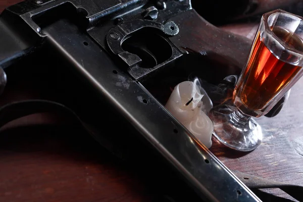 短機関銃とウイスキー — ストック写真