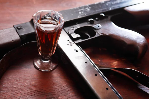 短機関銃とウイスキー — ストック写真