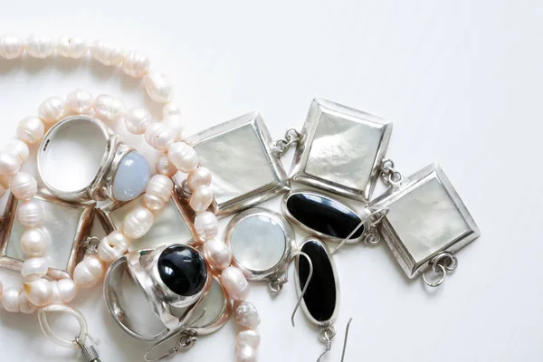 Šperky na bílém pozadí — Stock fotografie