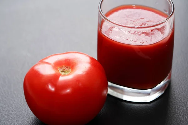 Glas tomatensap — Stockfoto