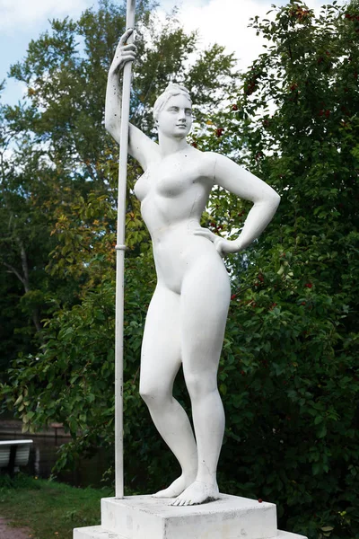 Die Klassische Sowjetische Kunst Mädchen Mit Einer Paddel Statue Garten — Stockfoto