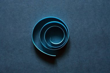 Koyu arkaplanda kağıttan yapılmış mavi spiral