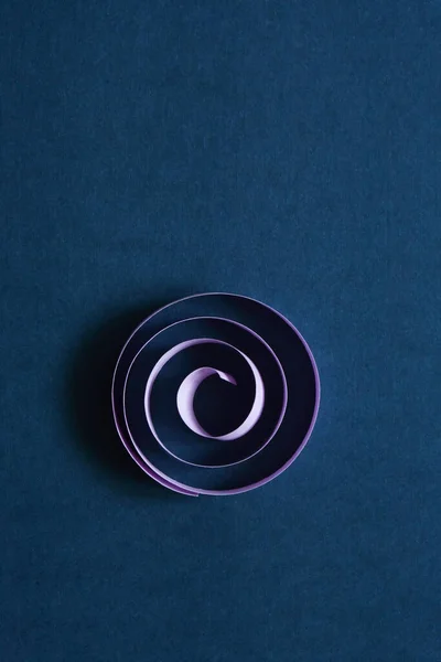 Koyu Mavi Arkaplanda Kağıttan Yapılmış Mor Spiral — Stok fotoğraf