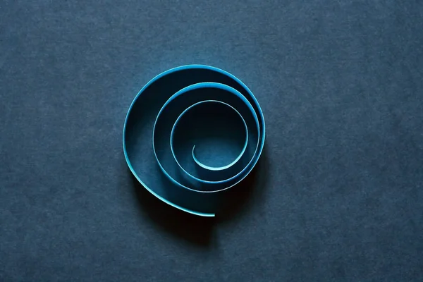 Blaue Spirale Aus Papier Auf Dunklem Hintergrund — Stockfoto