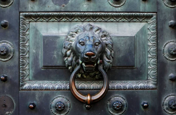 Belle Porte Ancienne Métal Avec Poignée Porte Comme Tête Lion — Photo