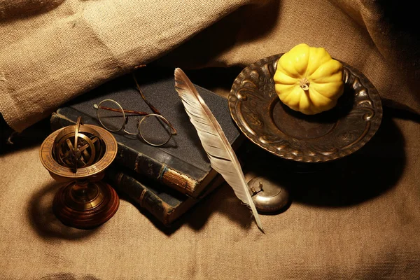 Vintage Stillleben Mit Alten Büchern Und Federkiel Auf Leinwand Hintergrund — Stockfoto