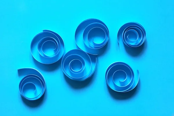 Abstrakte Komposition Aus Papierspiralen Auf Blauem Hintergrund — Stockfoto