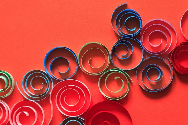 Bunte Spiralen Aus Papier Auf Rotem Hintergrund — Stockfoto