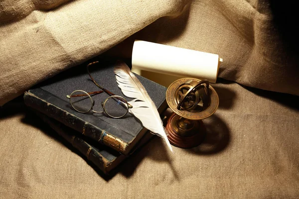 Bodegón Vintage Con Libros Antiguos Pluma Pluma Sobre Fondo Lona — Foto de Stock