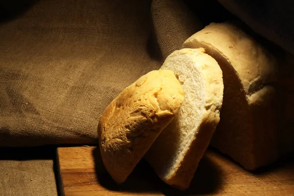 Tuvalin Arka Planında Dilimlenmiş Beyaz Ekmek — Stok fotoğraf