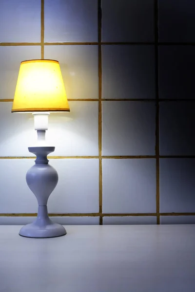 Élégante Lampe Bureau Blanche Avec Abat Jour Jaune — Photo