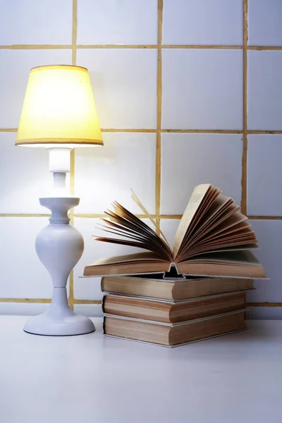 Açık Kitabın Yanında Sarı Abajur Olan Zarif Beyaz Masa Lambası — Stok fotoğraf