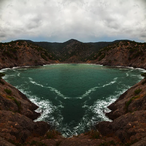 Prachtig landschap met bergen en zee — Stockfoto