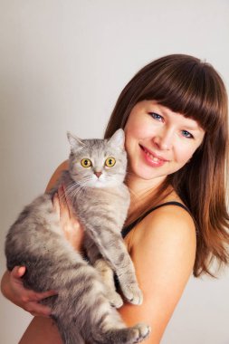 kadın ve İngiliz kedi