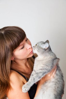 kadın ve İngiliz kedi