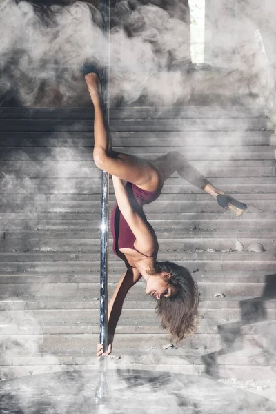 Brunett som dansar på en stolpe — Stockfoto