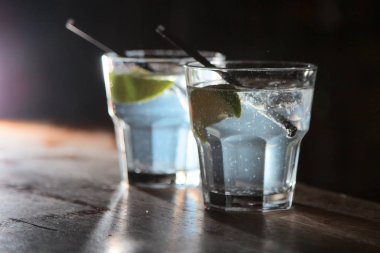 Düşmanın çukurda alkol kokteyli