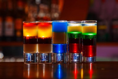 Düşmanın çukurda üzerinde bar