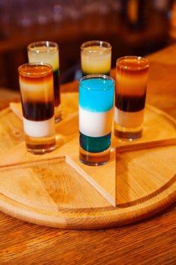 Düşmanın çukurda üzerinde bar