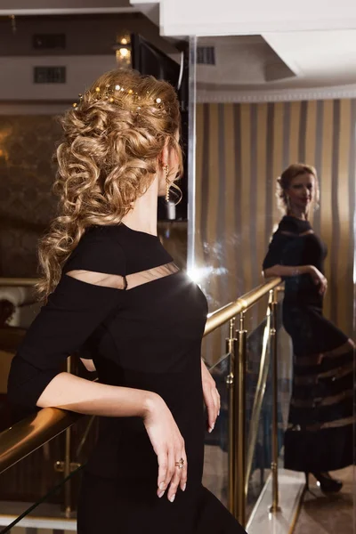 çekici kahverengi saçlı kadın