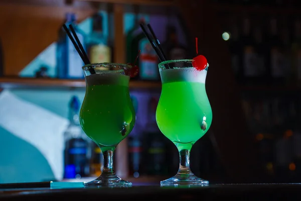 Алкогольний коктейль на барі — стокове фото