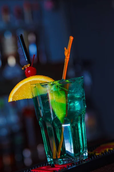 Alcohol cocktail on bar — Stock Photo, Image